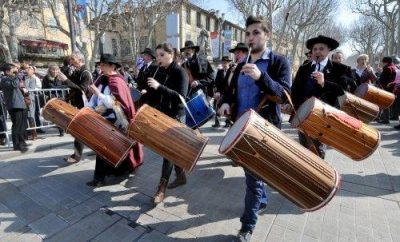 En mai à Aix-en-Provence: festival du Tambourin