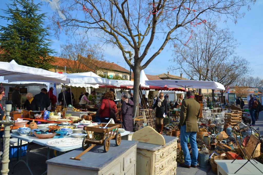 Foire internationale à la brocante et aux antiquités de l’Isle sur la Sorgue, 2 Foire internationale à la brocante et aux antiquités de l’Isle sur la Sorgue, 2